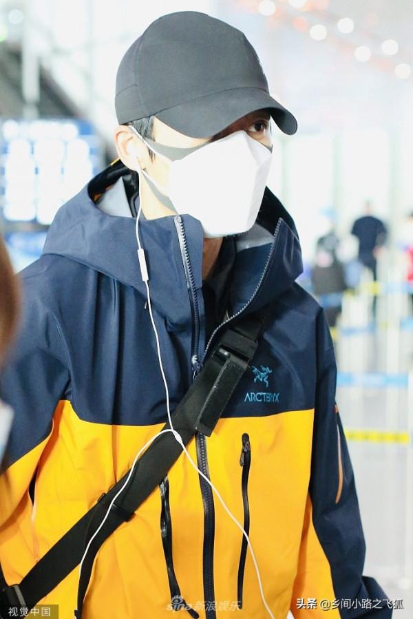 婚禮倒計時魏晨現身機場 穿藍黃拼接夾克利落有型