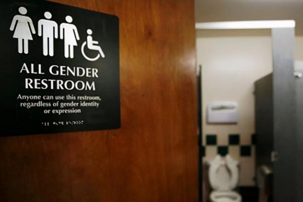 美國校區推出新規定，男的可以隨意進女廁所，心理上是女的就行