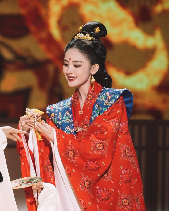 古力娜扎穿唐裝演繹華服之美,高髻美簪,輕歌豔舞,重回唐朝夢 古力娜扎穿唐裝演繹華服之美,高髻美簪,輕歌豔舞,重回唐朝夢