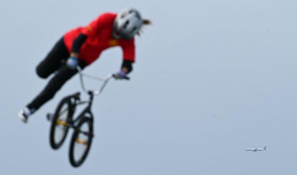 腳踏車——女子小輪車自由式公園賽：與飛機同框