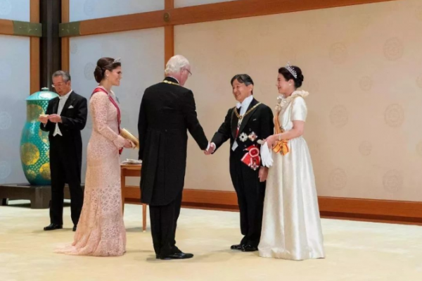 王室家庭曬聖誕照,七旬夫婦做法圈粉,16歲女王儲終於不擔心個頭 王室家庭曬聖誕照,七旬夫婦做法圈粉,16歲女王儲終於不擔心個頭