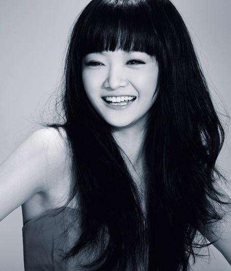 娃娃臉女神曹苑事業巔峰期嫁人，老公是同為演員的他，孩子四歲