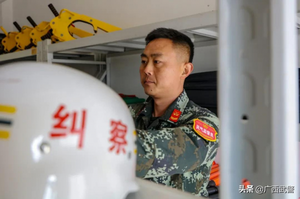 發光人 &vert; 當了15年糾察兵，到底啥滋味？