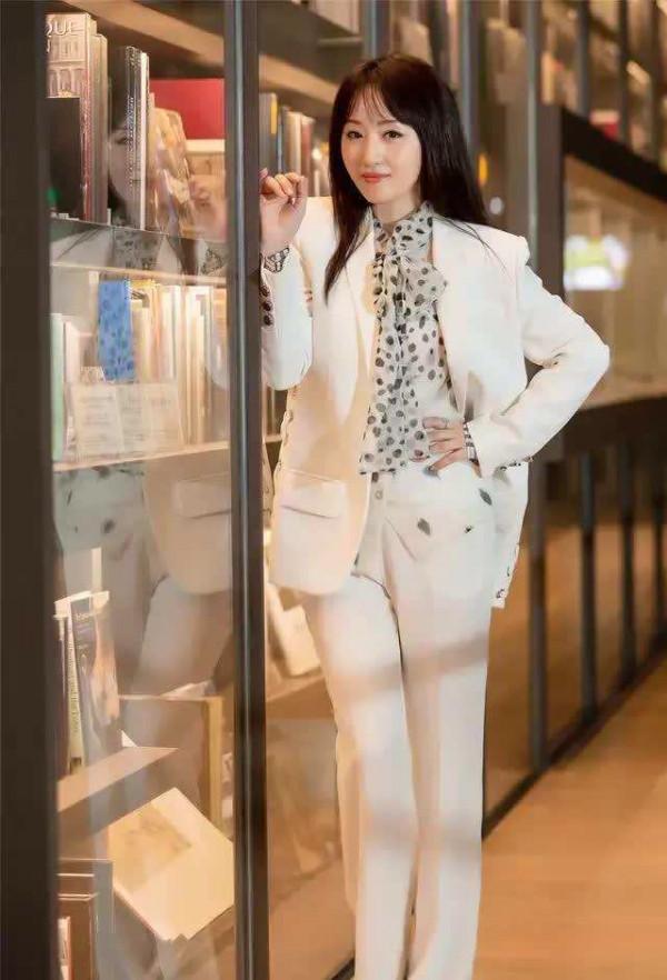 50歲楊鈺瑩不肯優雅老去,還穿泡泡袖公主裙扮少女,氣質確實不錯 50歲楊鈺瑩不肯優雅老去,還穿泡泡袖公主裙扮少女,氣質確實不錯