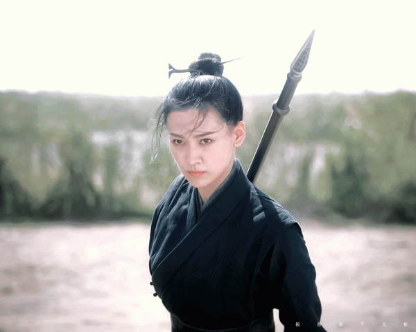 她是《雪中悍刀行》高冷的青鳥，也是《斗羅大陸》可愛的寧榮榮