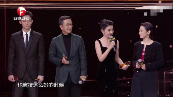 國劇盛典：熱依扎謙遜，吳越一身西裝都在發光，這才是演員的底色