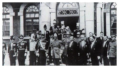 1953年，戰鬥英雄許長友為國捐軀，5年後首長卻發現他在糧庫站崗