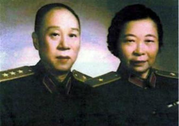 新中國第一位女將軍，回鄉時遇上毒打過自己的前夫，託人帶了句話