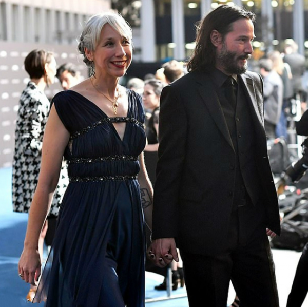 基努李維單身18年找到真愛，依偎在女友肩頭，活得簡單的人更幸福