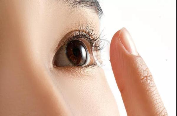 長期看手機會得乾眼症？洗眼液能治療嗎？解答來了