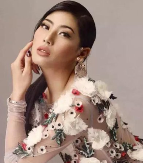 “鎮國神獸”思蕊梵：把一手爛牌打成王炸，李連杰曾向她下跪