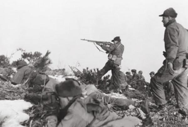 建國後,開國中將榮歸故里,見跛腿哥哥在門口迎接,頓感不妙 建國後,開國中將榮歸故里,見跛腿哥哥在門口迎接,頓感不妙