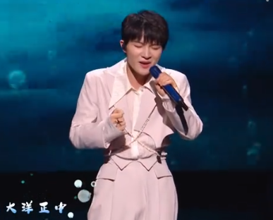 雙十一晚會:易烊千璽像猴、周冬雨性感失敗,金晨唐裝一舞太驚豔 雙十一晚會:易烊千璽像猴、周冬雨性感失敗,金晨唐裝一舞太驚豔