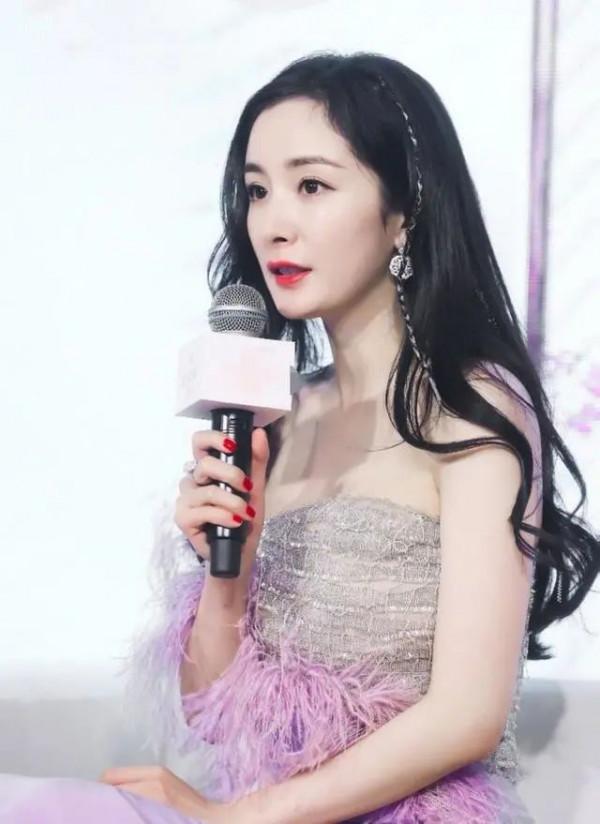 吉娜左右亂晃，趙露思鴕鳥頸，楊冪愛駝背，儀態短板濾鏡也難救