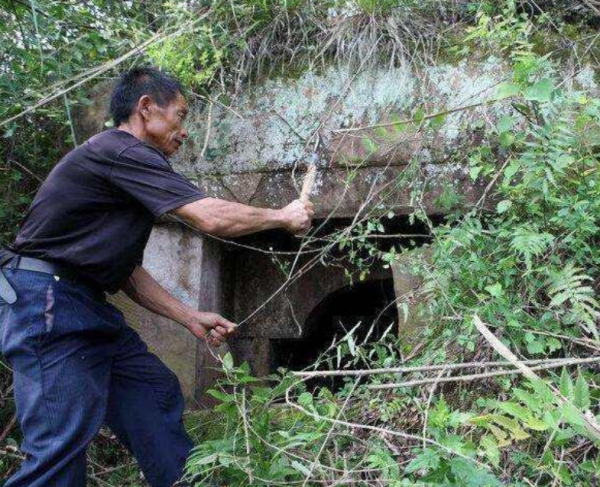 湖北87歲怪老頭，在墓中與死人共住30年，聲稱：人比鬼可怕