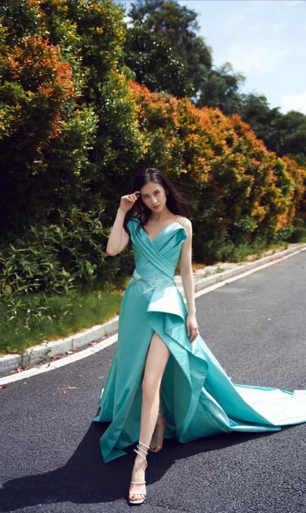 億萬富太黃聖依,面板白皙,知性優雅 億萬富太黃聖依,面板白皙,知性優雅