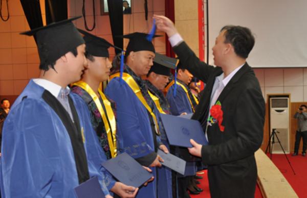 48歲凡爾賽媽媽火了，陪兒子考研，孩子沒考上，自己被成功錄取