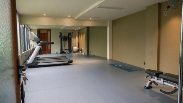 住在上海鬧市400平的房子裡，花開不敗，開窗見池塘，太羨慕了