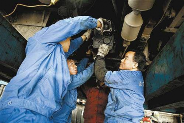 騙董明珠26億，忽悠萬達入局，這個高中學歷的汽修工怎麼做到的？