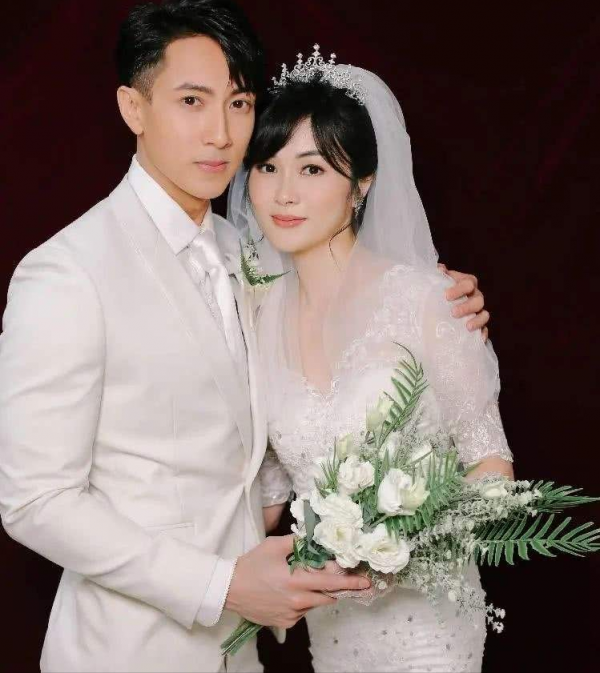 誰說娛樂圈沒有好男人?這五位早婚的男星,個個都是“寵妻狂魔” 誰說娛樂圈沒有好男人?這五位早婚的男星,個個都是“寵妻狂魔”