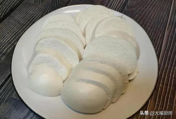 不蘸水不蘸蛋液，教你炸饃片新做法，金黃酥脆不油膩，放涼不發硬