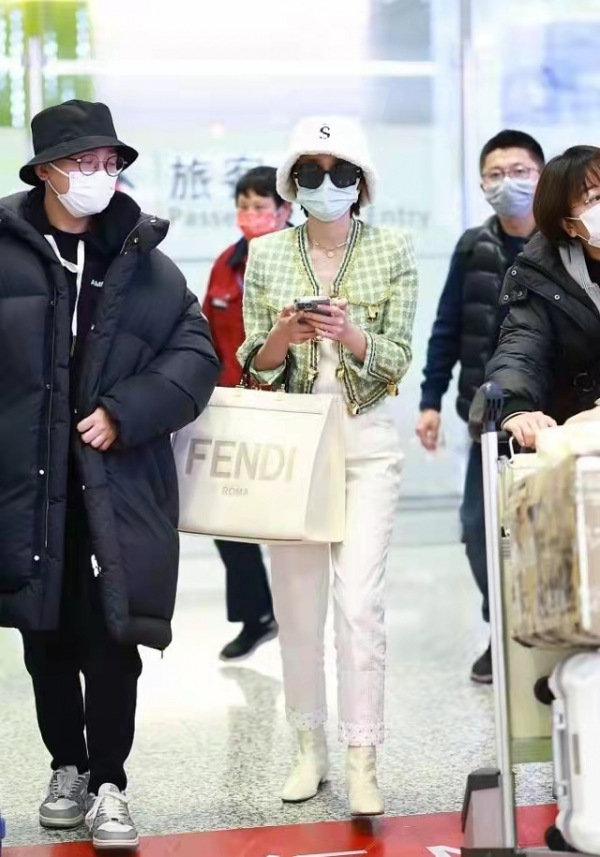 唐藝昕機場秀用力過猛，大冷天還穿短袖搭小背心，過分清涼