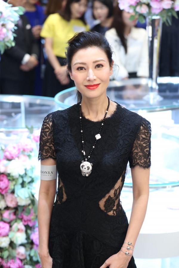 李嘉欣不愧是港姐冠軍,穿刺繡長裙溫婉別緻,戴鑽石項鍊顯貴氣 李嘉欣不愧是港姐冠軍,穿刺繡長裙溫婉別緻,戴鑽石項鍊顯貴氣