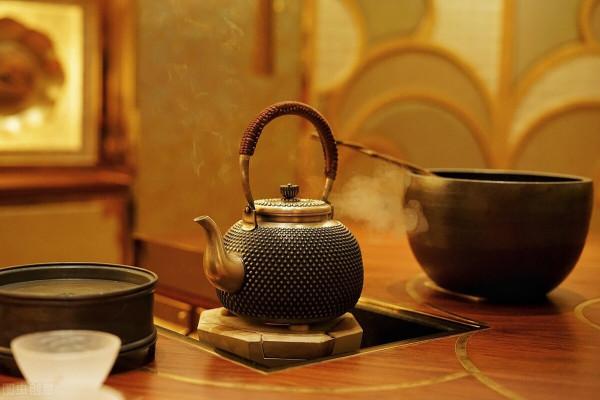 老媽摔傷僱女兒照顧，女兒：做什麼美夢呢？你不配得到我的照顧