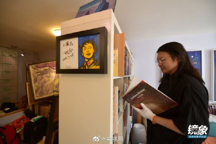 男子住30平米蝸居卻收藏價值千萬書籍