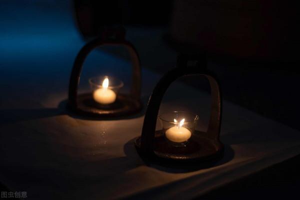 夜深人靜 樓上傳來了爭吵聲 鄰居卻說那是空房子 夜深人靜 樓上傳來了爭吵聲 鄰居卻說那是空房子