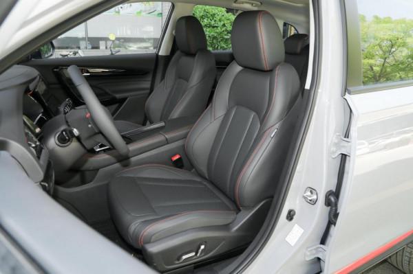 東風風神AX7馬赫版，搭載190馬力，內飾舒適，操作起來比較好上手