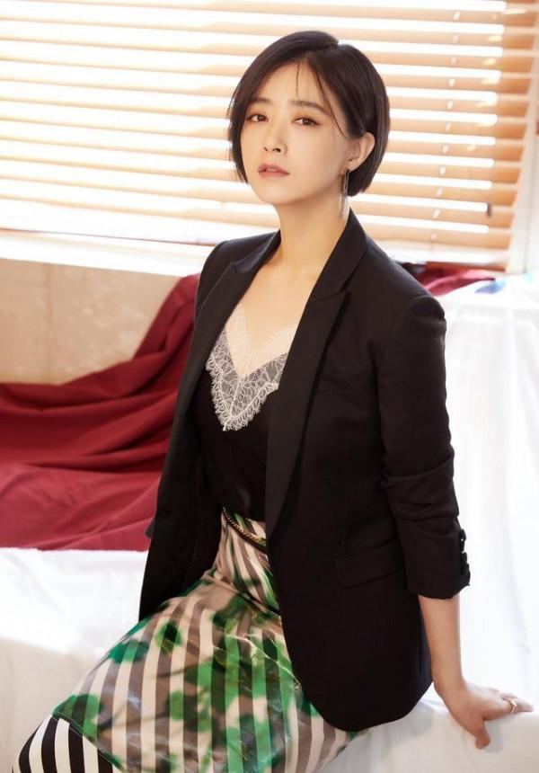 最近火了一種新穿法，叫“西裝+蕾絲吊帶”，蔣勤勤、宋佳都上頭