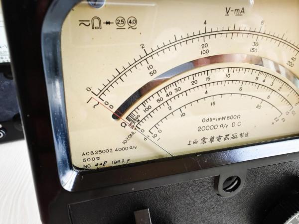 1963年震華500型萬用表!500表的最高工藝水準!三代表拆蓋看差異 1963年震華500型萬用表!500表的最高工藝水準!三代表拆蓋看差異