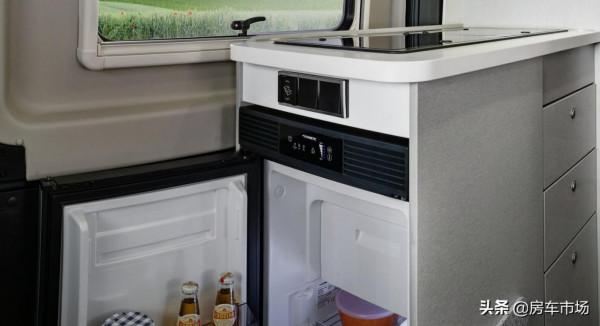 6米長B型房車能升頂，空間高度拉到4米，增加床位露營有樂趣