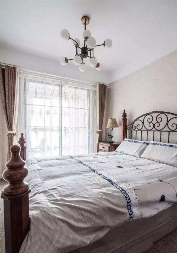 127平現代風陽臺隔出小書房，臨著大大的落地窗，輕鬆又愜意