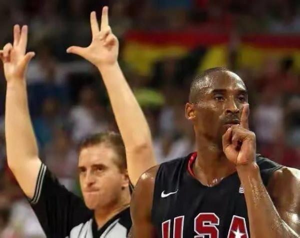 夢之隊最震撼的畫面，科比飛身救球，為老K教練調教眾星樹立典範