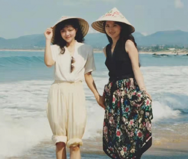 寶釵張莉曬照慶祝陳曉旭冥誕！黛玉穿碎花裙搞怪，難得活潑好可愛