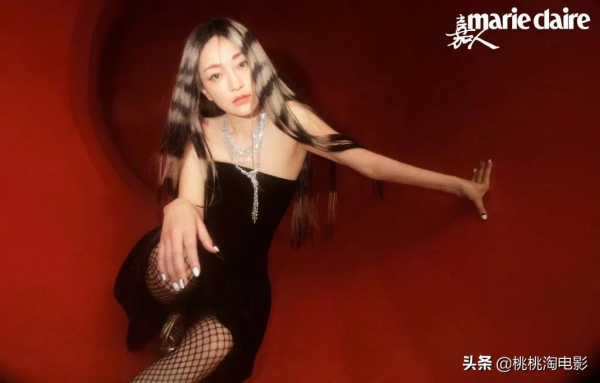 組圖：周迅《嘉人》10月刊封面大片，金色斑馬紋長髮帥酷搶眼