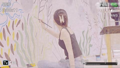 15歲李嫣氣質趕超王菲！穿吊帶衫大秀纖細身材，顏值徹底大變化