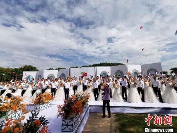 華東交大邀50對校友伉儷重返校園舉行集體婚禮 華東交大邀50對校友伉儷重返校園舉行集體婚禮