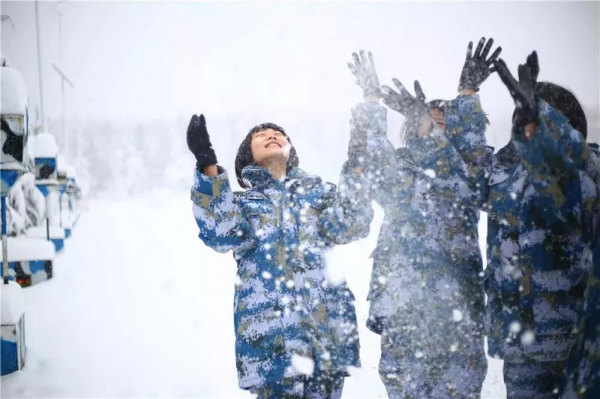 部隊打雪仗，太猛了