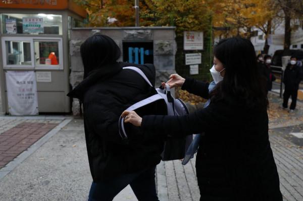 9個小時內考完5至6門科目 嚴峻疫情下韓國近51萬考生迎來高考