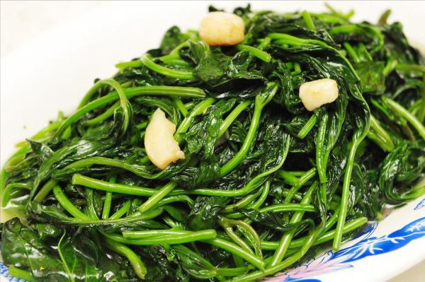 炒紅薯葉,要想脆嫩不發黑,不要直接下鍋炒,記住很關鍵的1步 炒紅薯葉,要想脆嫩不發黑,不要直接下鍋炒,記住很關鍵的1步