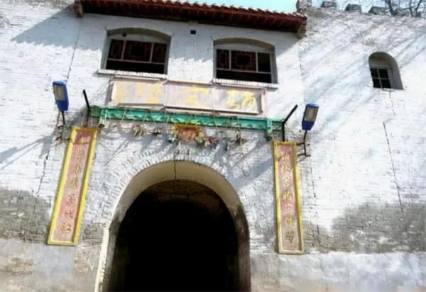 老農在自家菜園發現古石碑，考古學家研究後說：敢問祖上何人？