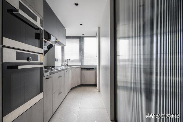 這對夫妻太有遠見，堅持摒棄陽臺，電視牆打滿櫃子，場面實用大氣