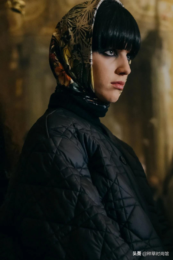 今年流行的奶奶風“毛呢羽絨服”，越土越時髦