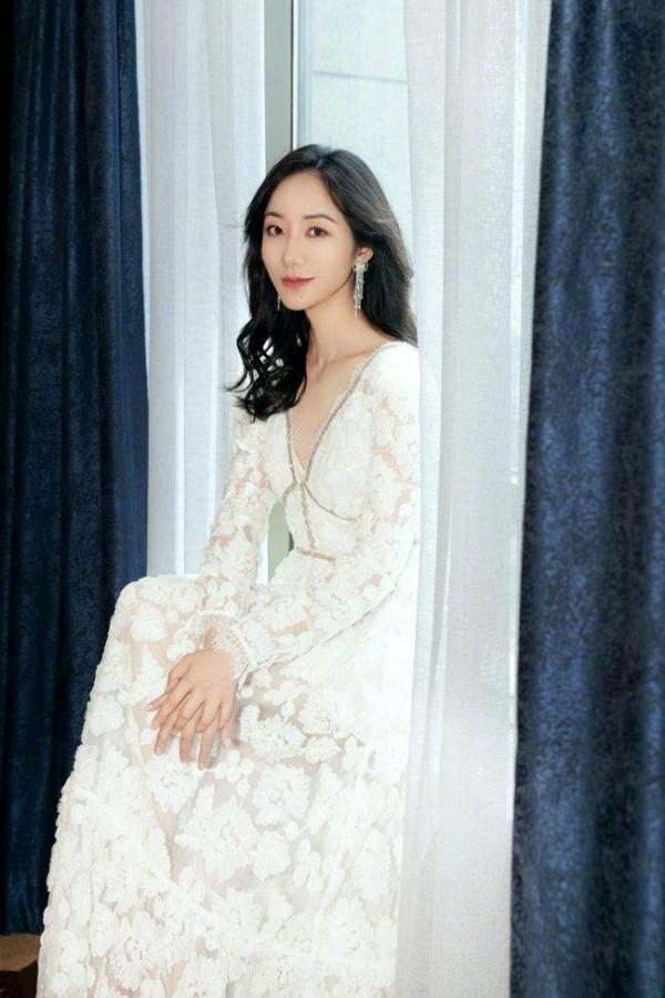 袖套呈現出的手臂線條太優越!韓雪的穿搭很婉約!黑上衣搭牛仔褲 袖套呈現出的手臂線條太優越!韓雪的穿搭很婉約!黑上衣搭牛仔褲