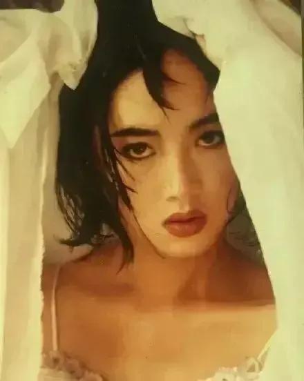 &OpenCurlyDoubleQuote;媽，你當初是怎麼看上我爸的？&rdquo;網友曬父母結婚照，讓人笑劈了