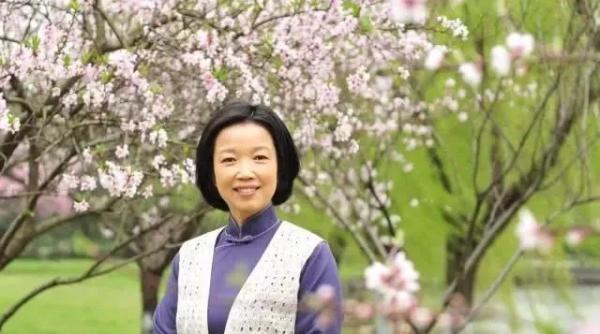 從央視主持人，到飾演周恩來夫人，她的命運因4次意外而改變