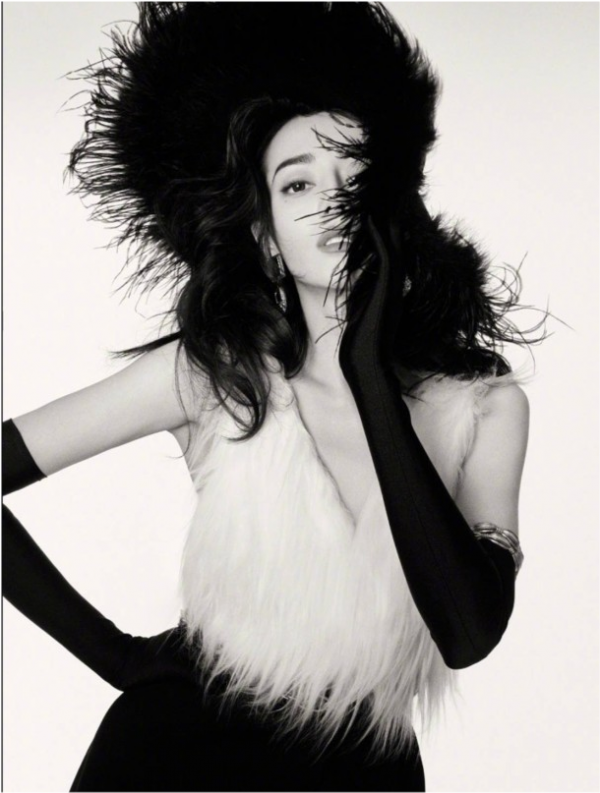 熱巴閉年大刊造型徹底封神！嘗試新風格形象大變，穿貂皮高調炫富